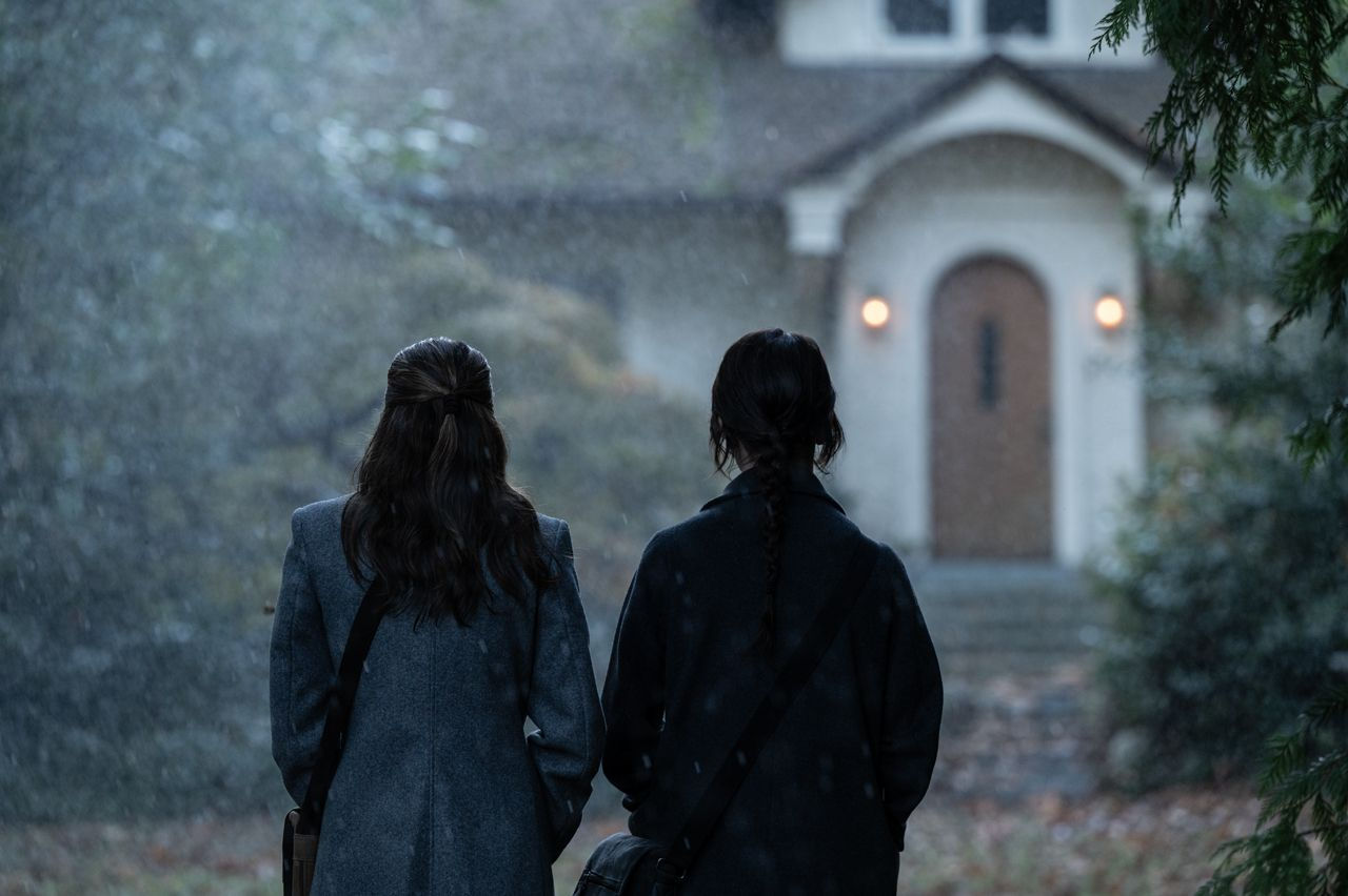 (L-R) Chloe East und Sophie Thatcher in Heretic 
