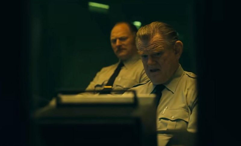 Brendon Gleeson überwacht den Monitor im Arkham Asylum