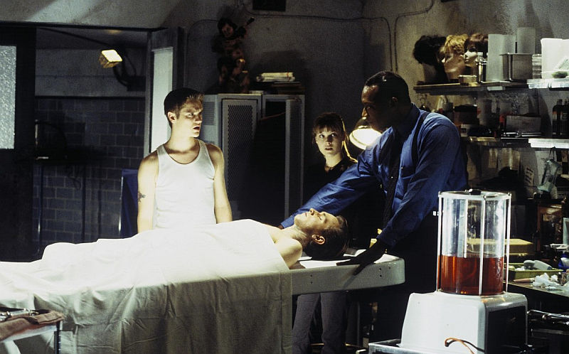 (L-R) Devon Sawa, Ali Larter, Chad Donella, und Tony Todd in Final Destination (2000)
