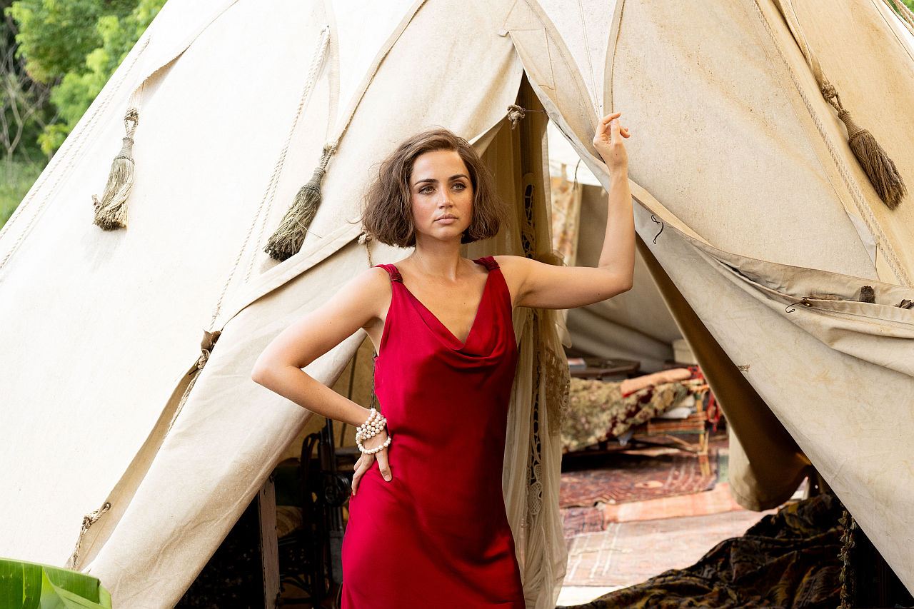 Eloise Wehrborn de Wagner-Bosquet, die selbsternannte Baronin (Ana de Armas).