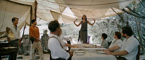 Felix Kammerer hört (links im Bild) mit Vanessa Kirby, Jude Law (vorne links im Bild) und Sydey Sweeney und Daniel Brühl (rechts im Bild), Ana de Armas (MItte) Ansprache zu.