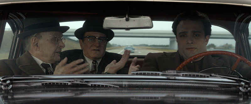 (L-R) Robert Uricola als “Tony Bender”, Robert De Niro als “Vito Genovese”, Cosmo Jarvis als “Vincent Gigante” in THE ALTO KNIGHTS