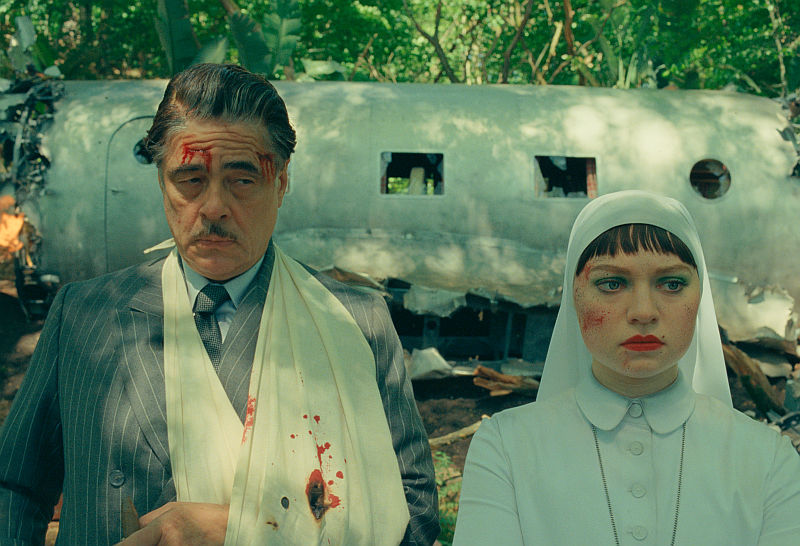 (L - R) Benicio Del Toro als Zsa-Zsa Korda and Mia Threapleton als Liesl in Wes Anderson's THE PHOENIZISCHE MEISTERSTREICH