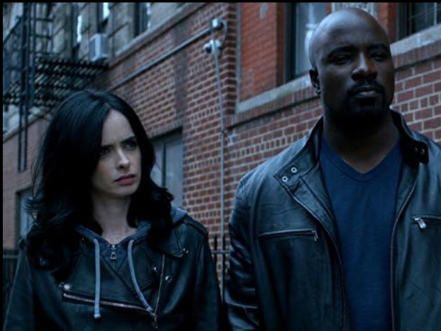 Krysten Ritter und Mike Colter in Jessica Jones