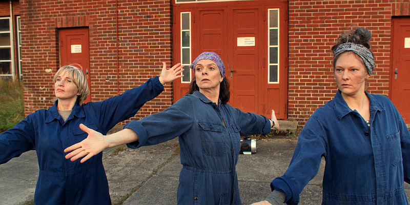 Schief ist modern: Zum Ehemaligentreffen der Brigade „Völkerfreundschaft“ in der Lausitz wird das Tanzbein geschwungen.