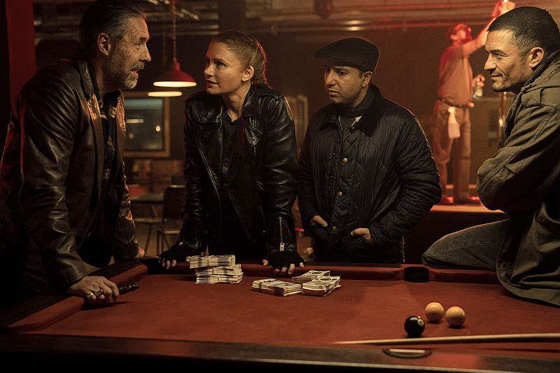 Bryce Dallas Howard als KAT, Orlando Bloom als MARLON, Nick Mohammed als HUGH, Paddy Considine als FLY in DEEP COVER