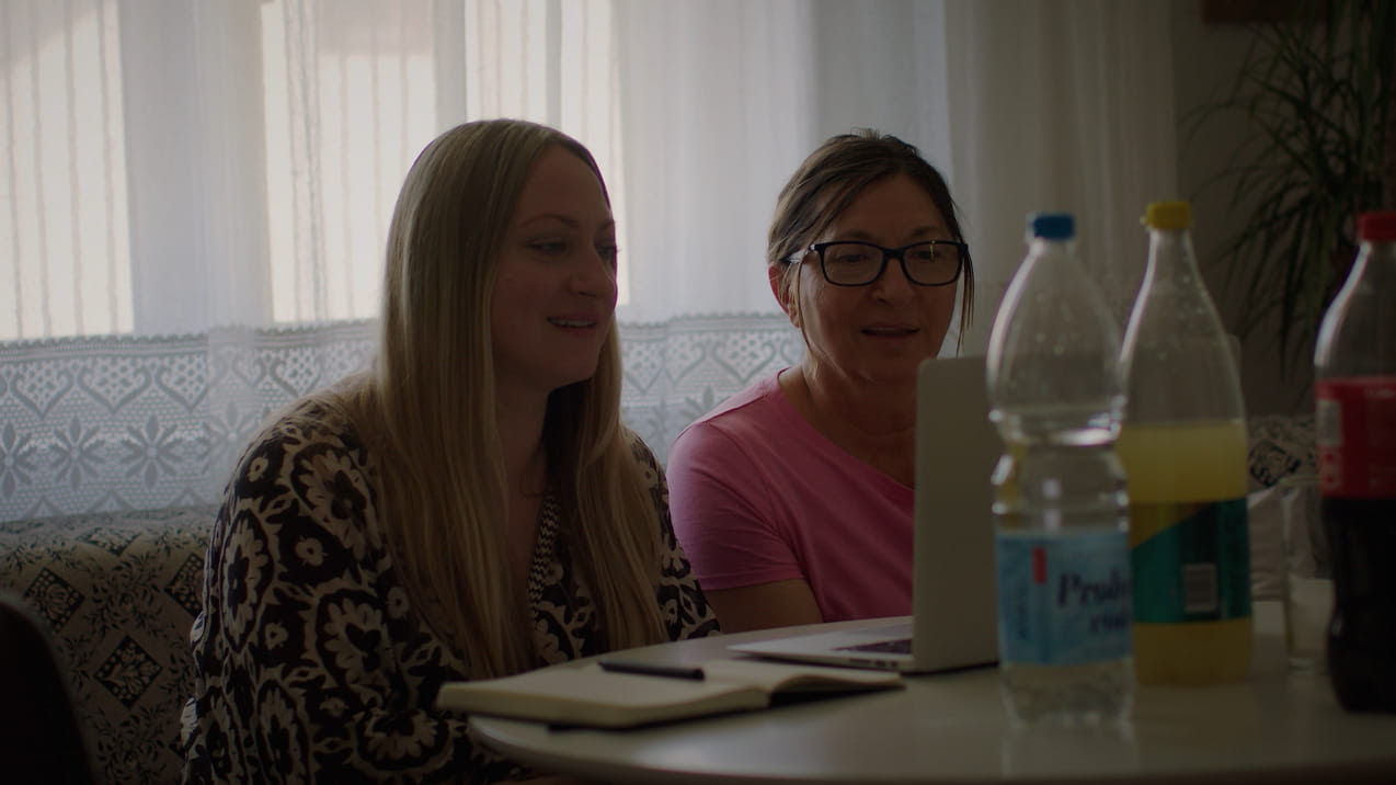 Alisa zeigt ihrer Mutter das Tape zum ersten Mal