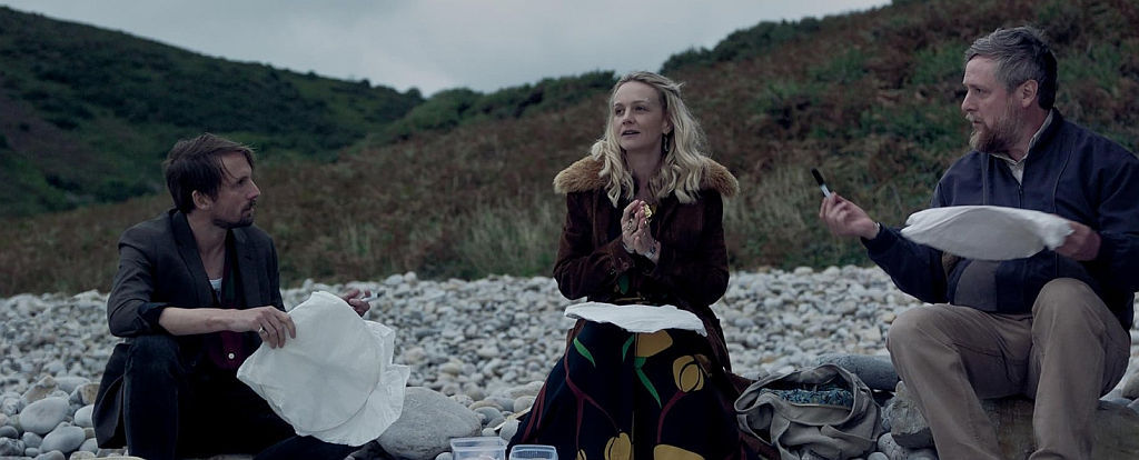 (L-R) Carey Mulligan, Tom Basden, und Tim Key in The Ballad of Wallis Island (2025)