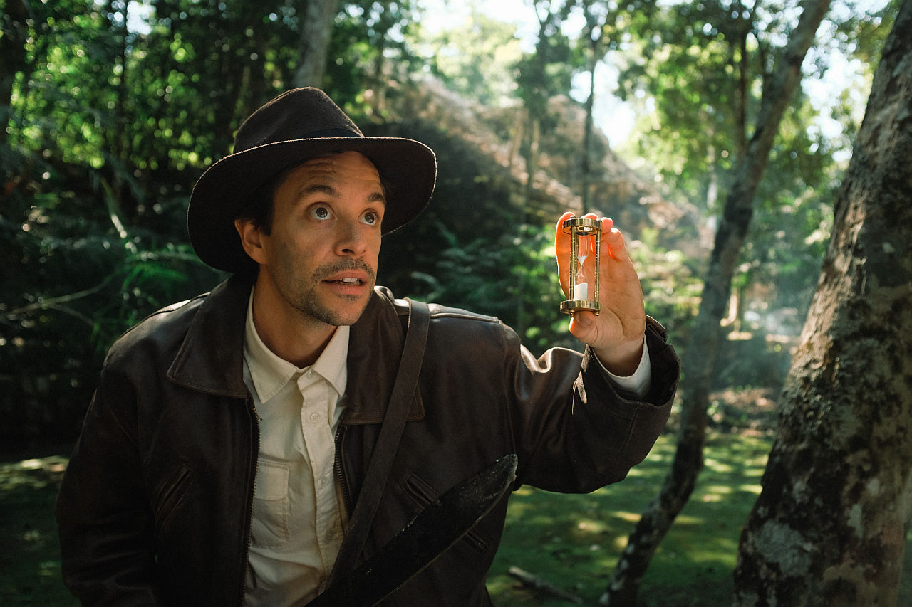 Tobi Krell im mexikanischen Dschungel vor einer Maya-Pyramide