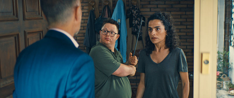 „Sunny“ (Nico Randel) und seine Betreuerin Yesim (Sesede Terziyan) trauen Thomas (Christoph Maria Herbst) nicht