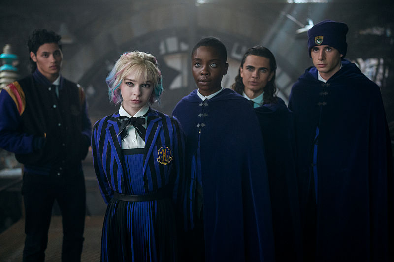 (L - R) Noah B. Taylor als Bruno, Emma Myers als Enid, Joy Sunday als Bianca, Oliver Watson als Kent, Georgie Farmer als Ajax in Episode 5 von Wednesday STAFFEL 2 Teil 2