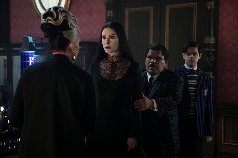 (L to R) Joanna Lumley als Grandmama, Catherine Zeta-Jones als Morticia Addams, Luis Guzmán als Gomez Addams, Isaac Ordonez als Pugsley Addams in Episode 7 von Wednesday Staffel 2 Teil 2.