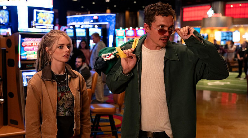 (L-R) Samara Weaving und Karl Glusman in Eenie Meanie (2025)