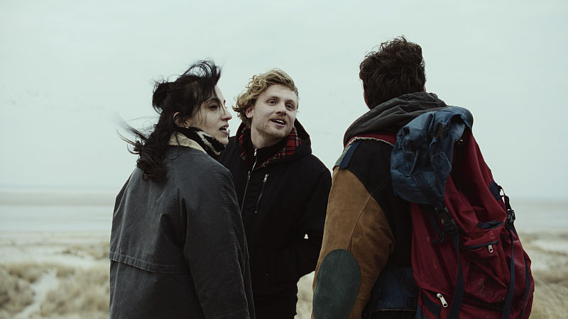 Urlaubsstimmung in BUBBLES mit (L-R) Amiri (Zeynep Bozbay,), Luca (Johanens Nussbaum) und Fiete (Leonard Scheicher,)