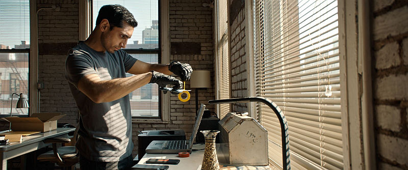 Ash (Riz Ahmed) kennt alle Tricks, um seine Identität und den Schutz von Whistleblowern zu sichern.