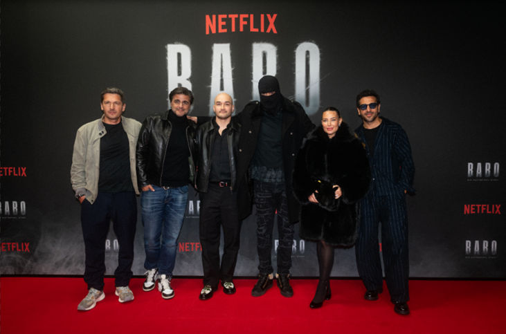 BABO-DIE HAFTBEFHEL STORY PREMIERE IN BERLIN Hauptprotagonist Aykut Anhan aka Haftbefehl mit Ehefrau Nina Anhan (4. u. 5. v.l.), den Produzenten Elyas M’Barek (6. v.l.) und Pacco-Luca Nitsche (1. v.l.) sowie den Regisseuren Juan Moreno (2. v.l.) und Sinan Sevinç (3. v.l.)