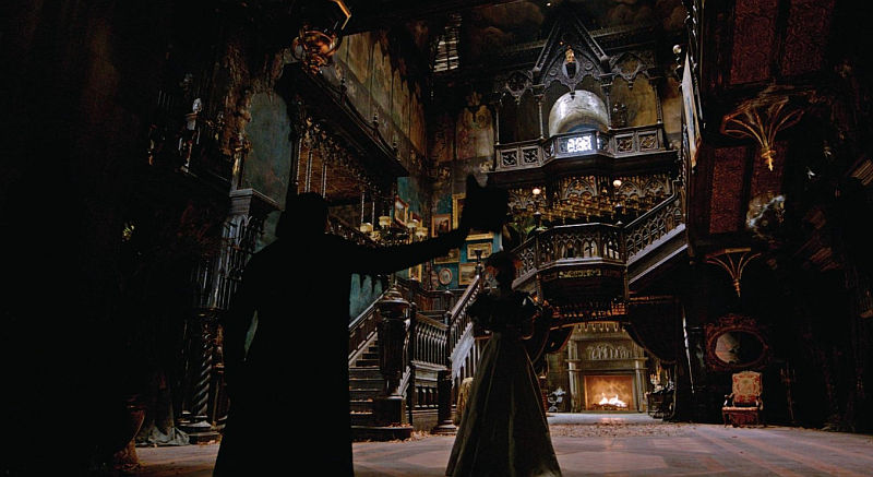 Tom Hiddleston and Mia Wasikowska in Crimson Peak (2015)
