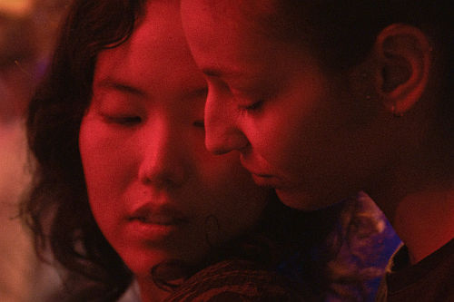 (R-L) Fatima (Nadia Melliti) und Ji-Na (Ji-Min Park) in Die Jüngste Tochter