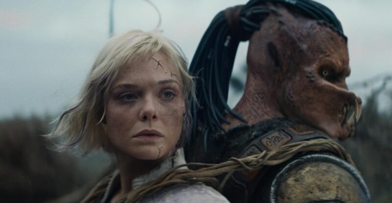 Dimitrius Schuster-Koloamatangi und Elle Fanning in Predator: Badlands (2025)
