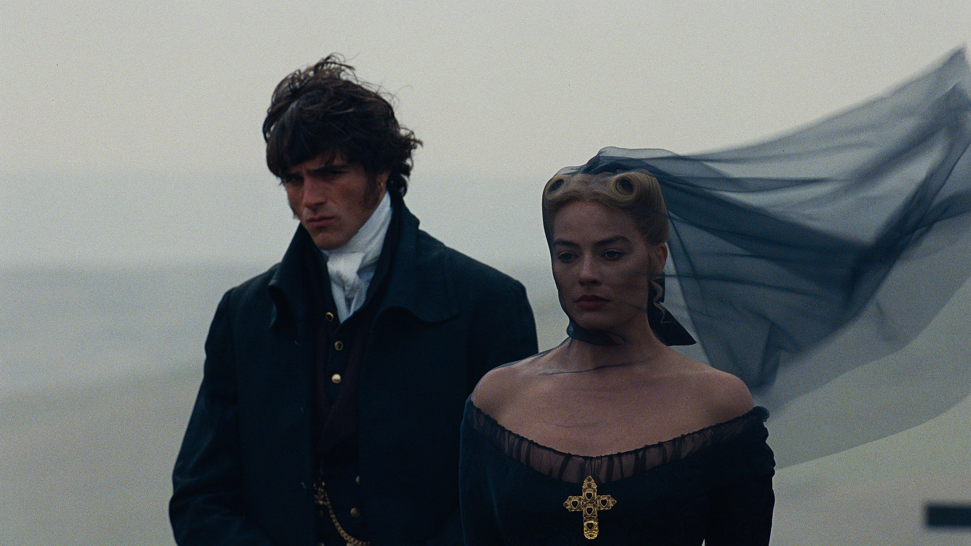 (L-r) JACOB ELORDI als Heathcliff and Actor, Producer MARGOT ROBBIE als Catherine Earnshaw in “Wuthering Heights,”